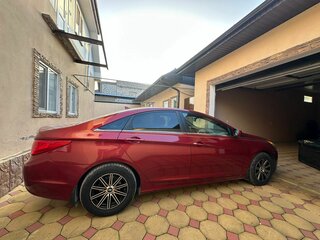 2011 Hyundai Sonata VI (YF), красный, 1300000 рублей, вид 3