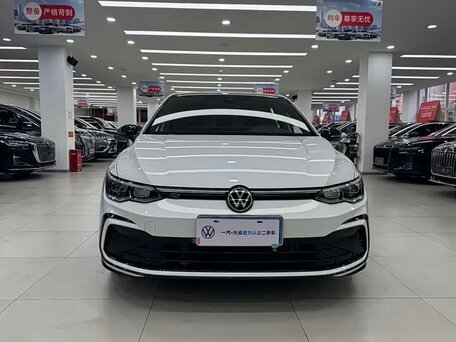 2023 Volkswagen Golf VIII, белый, 1915000 рублей, вид 2