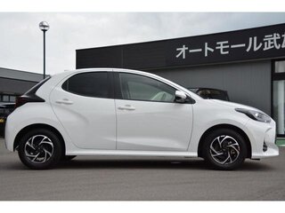 2022 Toyota Yaris IV, белый, 950000 рублей, вид 4
