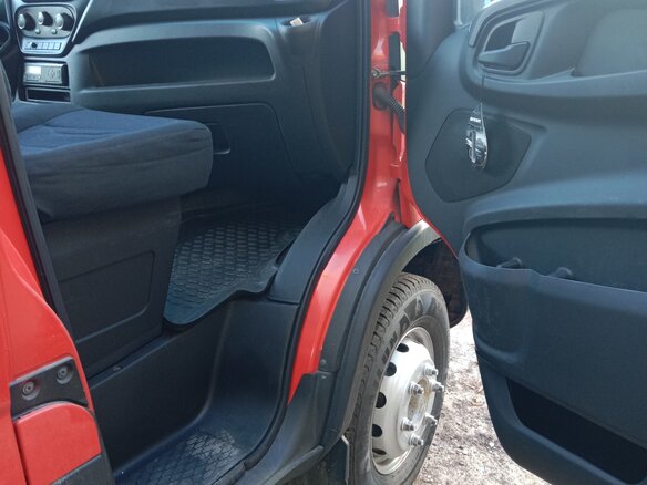 2017 Iveco Daily, красный, 2500000 рублей - вид 9