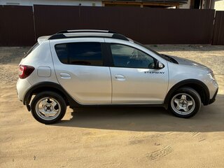 2020 Renault Sandero Stepway II Рестайлинг, серебристый, 1300000 рублей, вид 4