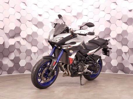 2015 Yamaha MT-09 Tracer (FJ-09), серебристый, 727000 рублей, вид 2