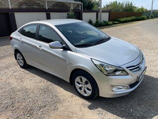 2015 Hyundai Solaris I Рестайлинг, серебристый, 795000 рублей, вид 3