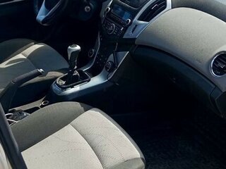 2013 Chevrolet Cruze I Рестайлинг, серебристый, 700000 рублей, вид 3