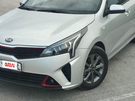 2020 Kia Rio IV Рестайлинг, серебристый, 1600000 рублей, вид 2