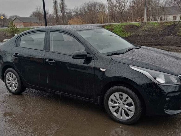 2018 Kia Rio IV, чёрный, 1360000 рублей - вид 2