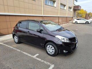 2013 Toyota Vitz III (XP130), красный, 850000 рублей, вид 4