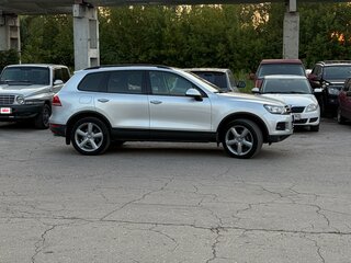 2013 Volkswagen Touareg II, серебристый, 2150000 рублей, вид 4