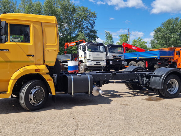 2024 КамАЗ 4308, жёлтый, 5850000 рублей