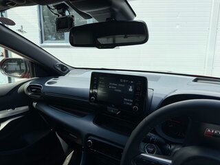 2021 Toyota Yaris IV, пурпурный, 3350000 рублей, вид 5