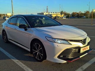2020 Toyota Camry VIII (XV70), белый, 2650000 рублей, вид 3