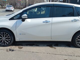 2016 Nissan Note e-Power II Рестайлинг, белый, 990000 рублей, вид 4