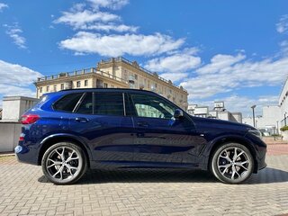 2020 BMW X5 30d IV (G05/G18), синий, 7700000 рублей, вид 4