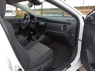 2017 Toyota Auris II Рестайлинг, белый, 1600000 рублей, вид 4