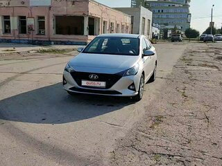 2021 Hyundai Solaris II Рестайлинг, серебристый, 1800000 рублей, вид 2