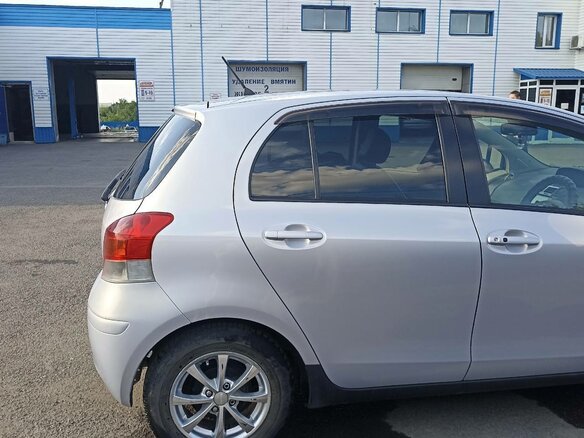 2010 Toyota Vitz II (XP90), серебристый, 870000 рублей - вид 5