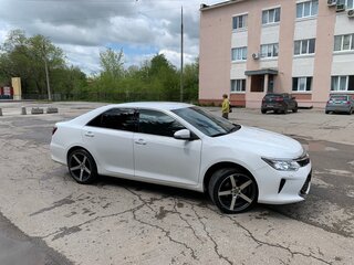 2016 Toyota Camry VII (XV50) Рестайлинг, белый, 2600000 рублей, вид 3