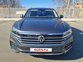 2019 Volkswagen Touareg III, серый, 5700000 рублей, вид 3