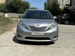 2017 Toyota Sienna III Рестайлинг, серебристый, 2350000 рублей, вид 2