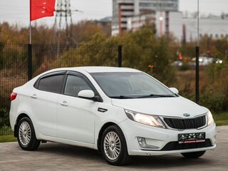 2014 Kia Rio 5-speed III, белый, 900000 рублей, вид 4