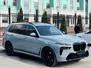 2023 BMW X7 40i I (G07) Рестайлинг, серебристый, 8800000 рублей, вид 2