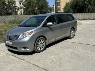 2017 Toyota Sienna III Рестайлинг, серебристый, 2350000 рублей, вид 1