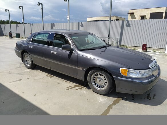 2000 Lincoln Town Car III, серый - вид 1