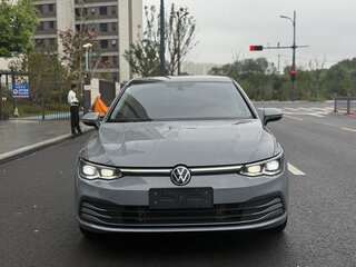 2021 Volkswagen Golf VIII, серебристый, 1598000 рублей, вид 2