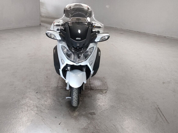 2015 Suzuki Burgman (SkyWave) 650, белый, 600000 рублей - вид 2