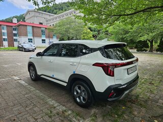 2023 Kia Seltos I Рестайлинг, белый, 2050200 рублей, вид 3