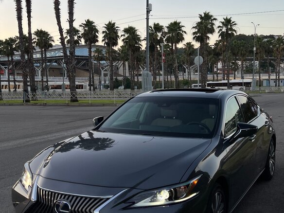 2019 Lexus ES 300h VII, серый, 4500000 рублей - вид 1