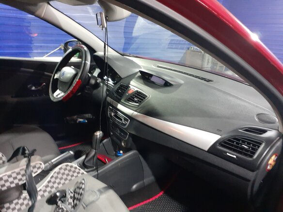 2011 Renault Fluence I, красный - вид 3