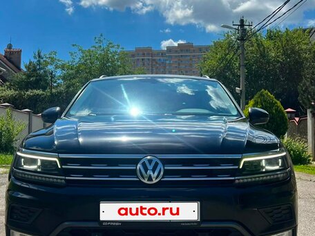 2017 Volkswagen Tiguan II, чёрный, 2290000 рублей, вид 1