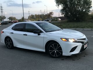 2017 Toyota Camry US Market VIII (XV70), белый, 2565000 рублей, вид 4