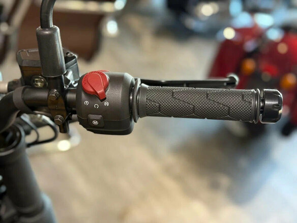 2025 Royal Enfield Guerrilla 450, чёрный - вид 14