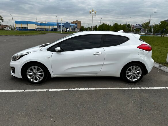 2017 Kia Ceed II Рестайлинг, белый, 1120000 рублей - вид 2