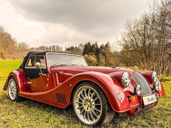 2022 Morgan Plus Six, красный - вид 1