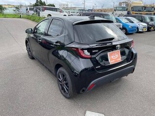 2021 Toyota Yaris IV, чёрный, 1190000 рублей, вид 5