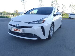 2019 Toyota Prius IV Рестайлинг (XW50), белый, 1850000 рублей, вид 1
