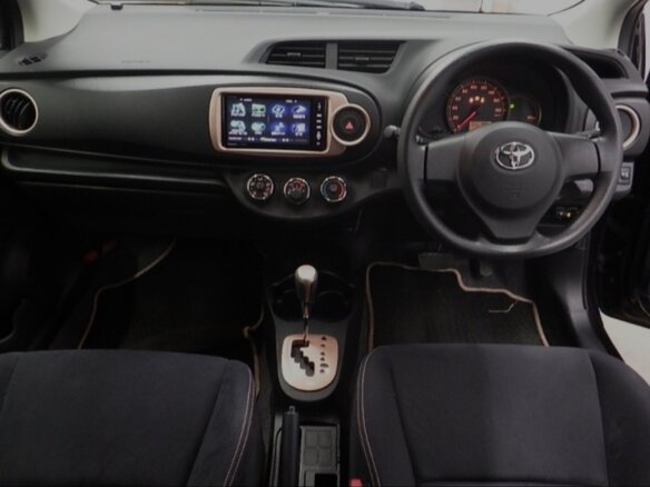 2013 Toyota Vitz III (XP130), красный, 850000 рублей - вид 26