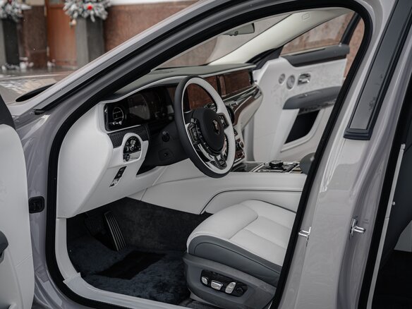 2026 Rolls-Royce Ghost Black Badge II Рестайлинг (Series II), серый, 58900000 рублей - вид 20