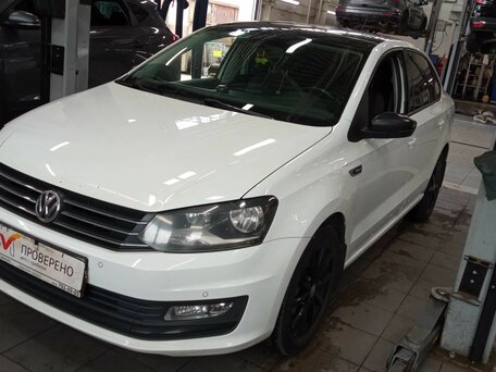 2018 Volkswagen Polo V Рестайлинг, белый, 1100000 рублей, вид 1