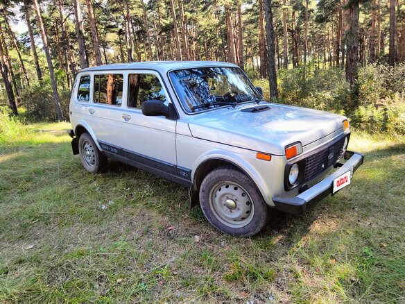 2011 Lada (ВАЗ) 2131 (4x4) I, серебристый, 450000 рублей - вид 2