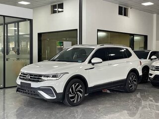 2022 Volkswagen Tiguan II Рестайлинг, белый, 1980000 рублей, вид 3