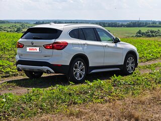 2022 BMW X1 20i xDrive II (F48) Рестайлинг, белый, 3800000 рублей, вид 3