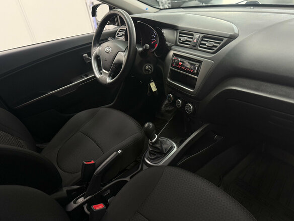 2016 Kia Rio III Рестайлинг, чёрный, 930000 рублей - вид 15
