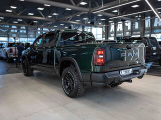 2026 Ram 1500 Crew Cab eTorque V Рестайлинг, зелёный, 10397013 рублей, вид 2