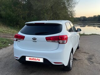2015 Kia Rio III Рестайлинг, белый, 700000 рублей, вид 4