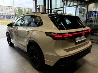 2026 Volkswagen Tiguan L Pro III (China Market), бежевый, 5190000 рублей, вид 4