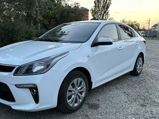 2019 Kia Rio IV, белый, 1550000 рублей, вид 2